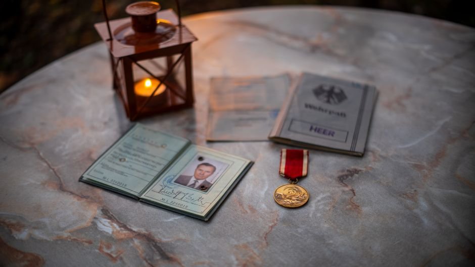 Service photographs and records used to support Vietnam era asbestos exposure VA claims