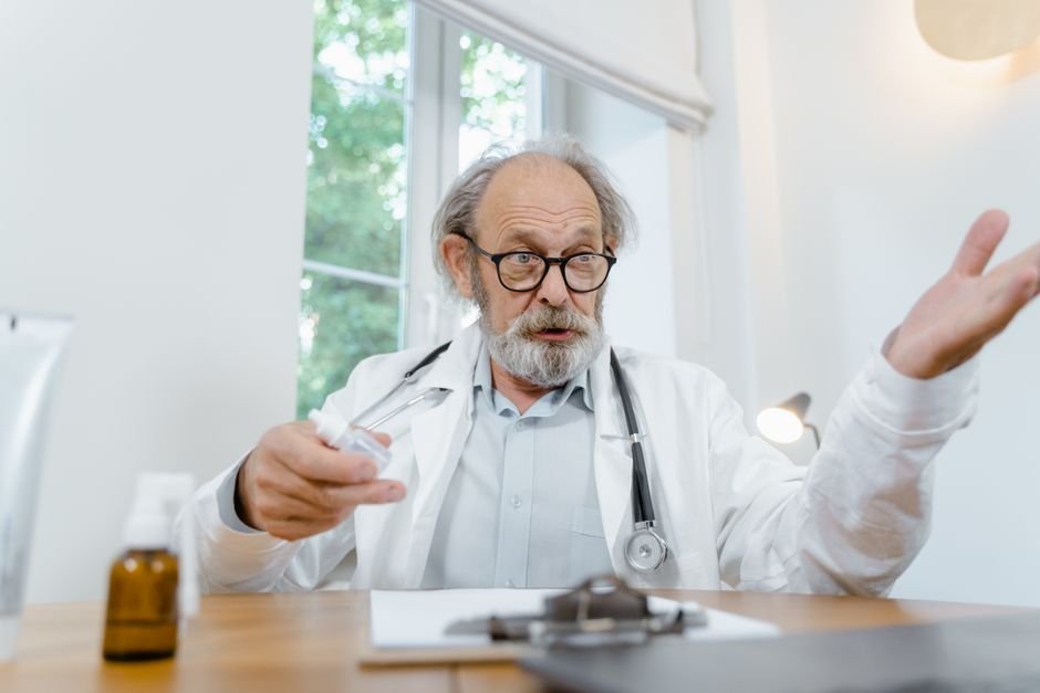 Veteran discussing an asbestos lung cancer VA claim with a physician