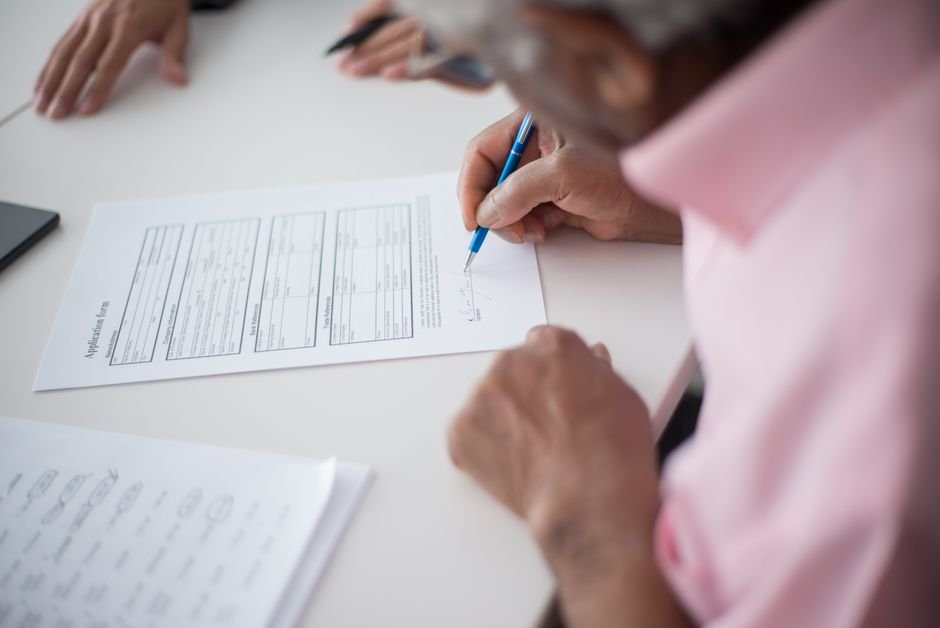 Veteran filling out paperwork to support a boiler tender asbestos exposure VA claim